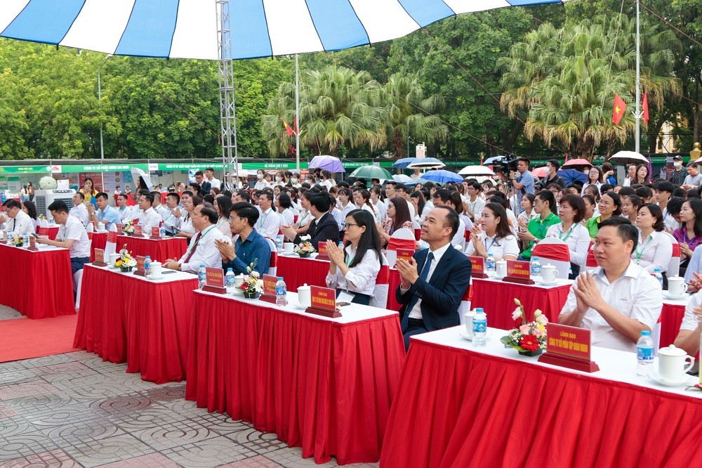 Phiên giao dịch việc làm tại Học viện Nông Nghiệp Việt Nam thu hút gần 70 doanh nghiệp tham dự, với hơn 100 gian hàng & tuyển dụng hơn 4.000 vị trí ngành nghề  đến từ các doanh nghiệp tham dự.