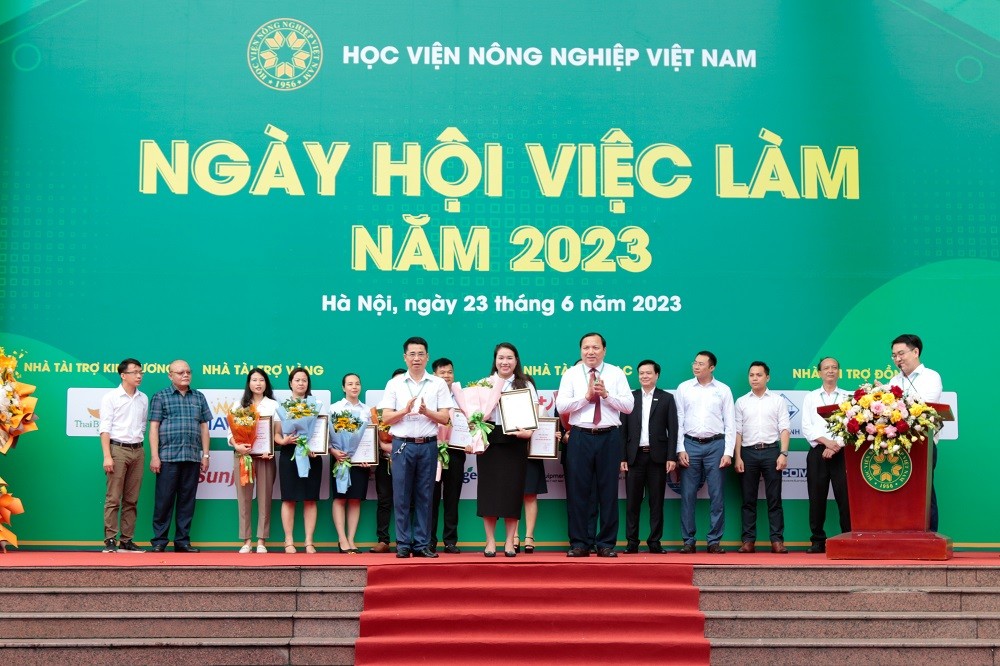  Bà Lê Thanh Thảo – Phó giám đốc Ban Marketing & Truyền thông, đại diện VIETCHEM lên nhận hoa và chứng nhận của Ban tổ chức.