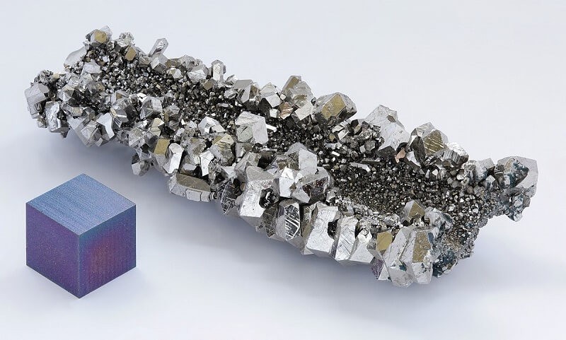 niobium-crystals-and-1cm3-cube