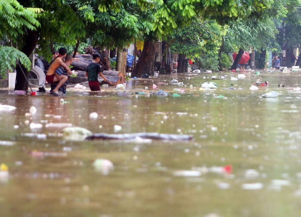 Thiên tai, lũ lụt là nguyên nhân dẫn đến ô nhiễm nguồn nước hiện nay