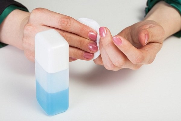 Acetone được sử dụng trong việc tẩy rửa sơn móng tay