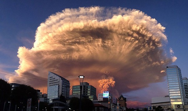 Cận cảnh núi lửa đang phun trào dữ dội ở Chile