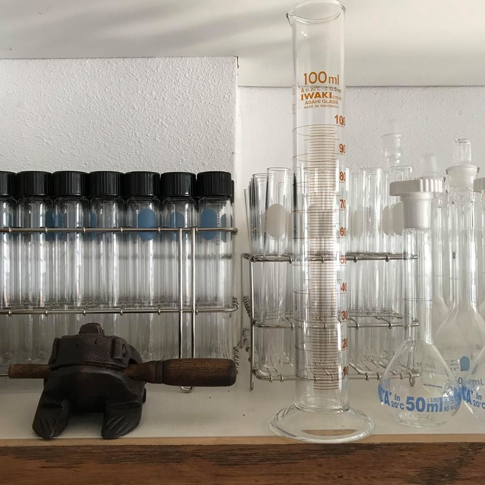 Ống đong thủy tinh được sử dụng nhiều trong phòng thí nghiệm 