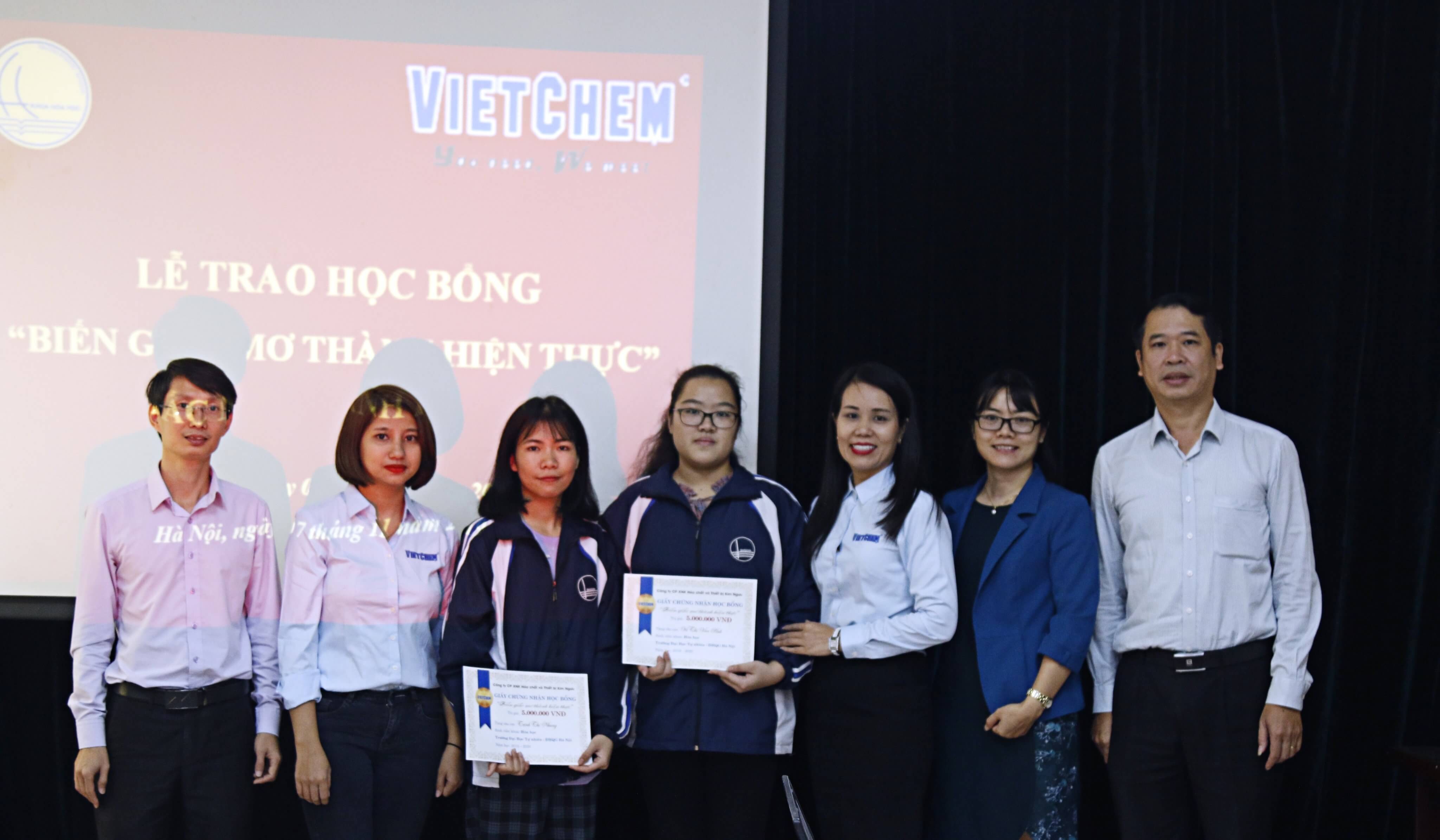Đại diện VietChem trao học bổng cho các em tại Đại học Khoa học tự nhiên