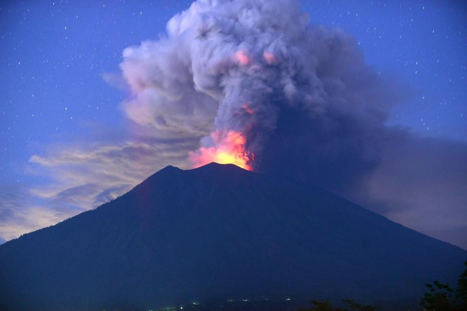 CO2 là sản phẩm có trong các vụ phun trào núi lửa