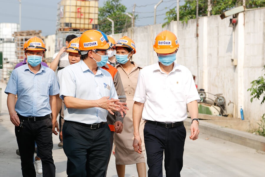 Ông Nguyễn Đức Việt – Chủ tịch HĐQT Công ty CP XNK Hóa chất và Thiết bị Kim Ngưu là trưởng đoàn dẫn đại biểu Habeco đi thăm quan nhà máy.