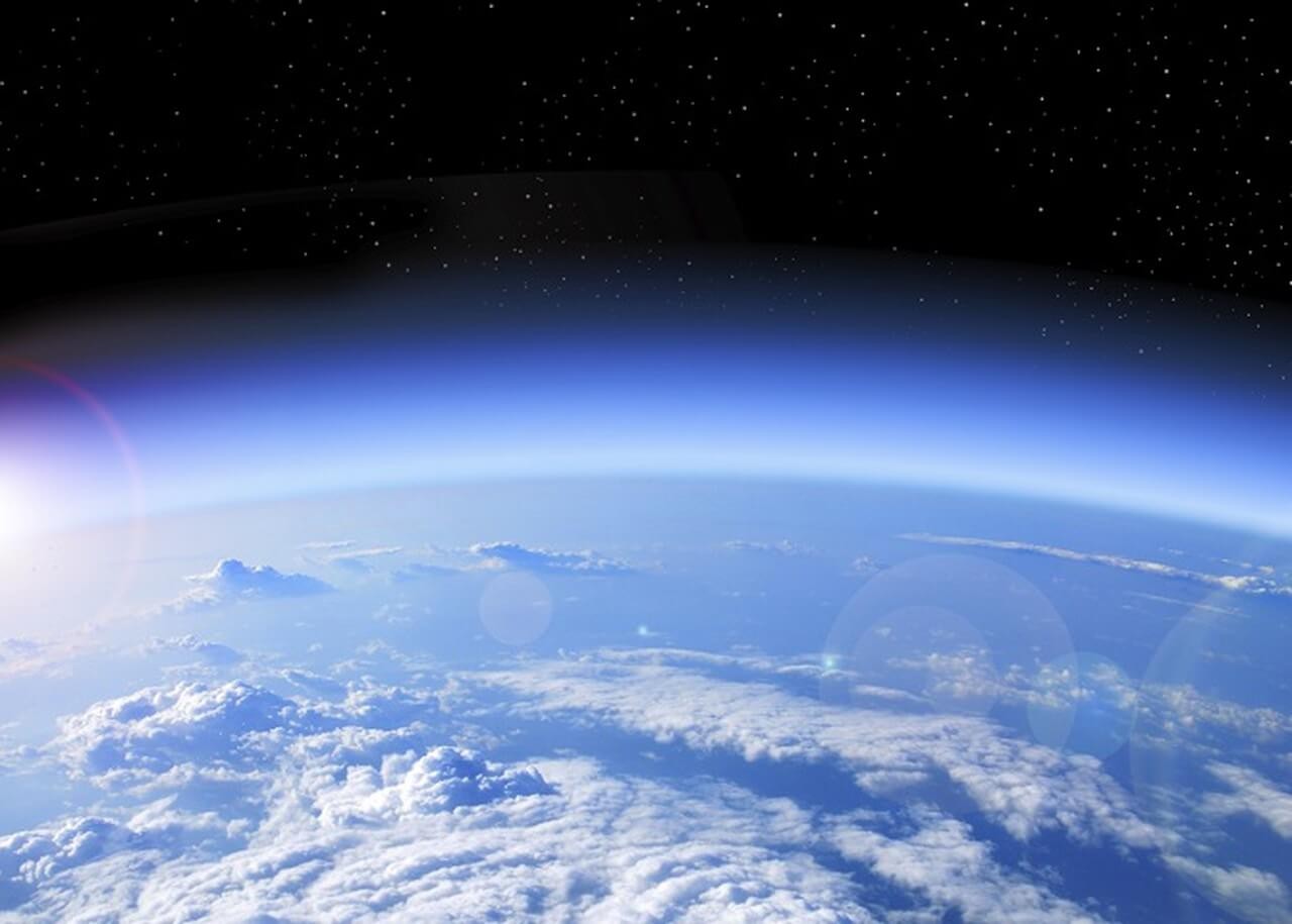 Tầng ozon bảo vệ trái đất khỏi các yếu tố gây hại từ bên ngoài