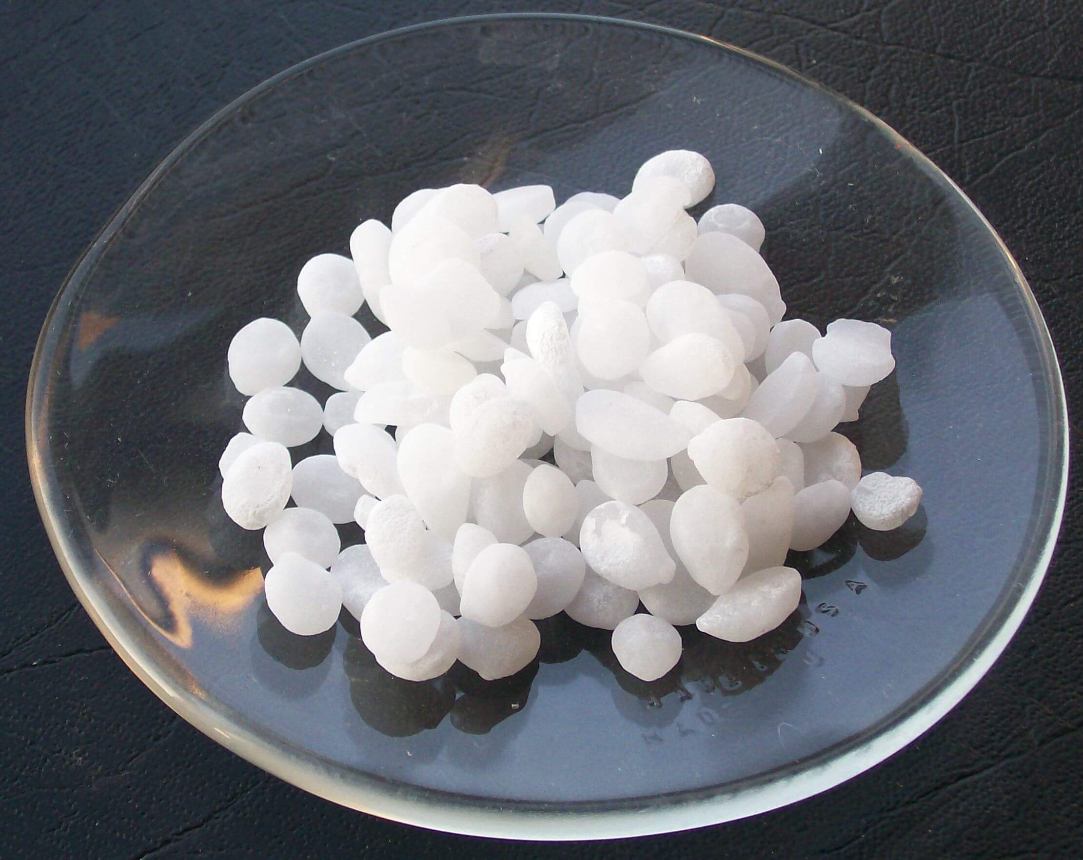 Natri hidroxit (NaOH) là chất gì và được sử dụng trong lĩnh vực nào?
