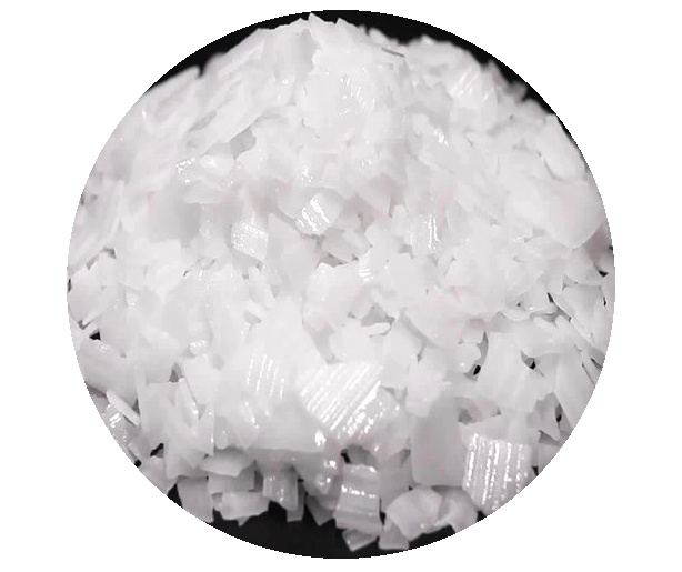 Potassium hydroxide có ngoại quan dạng vảy màu trắng
