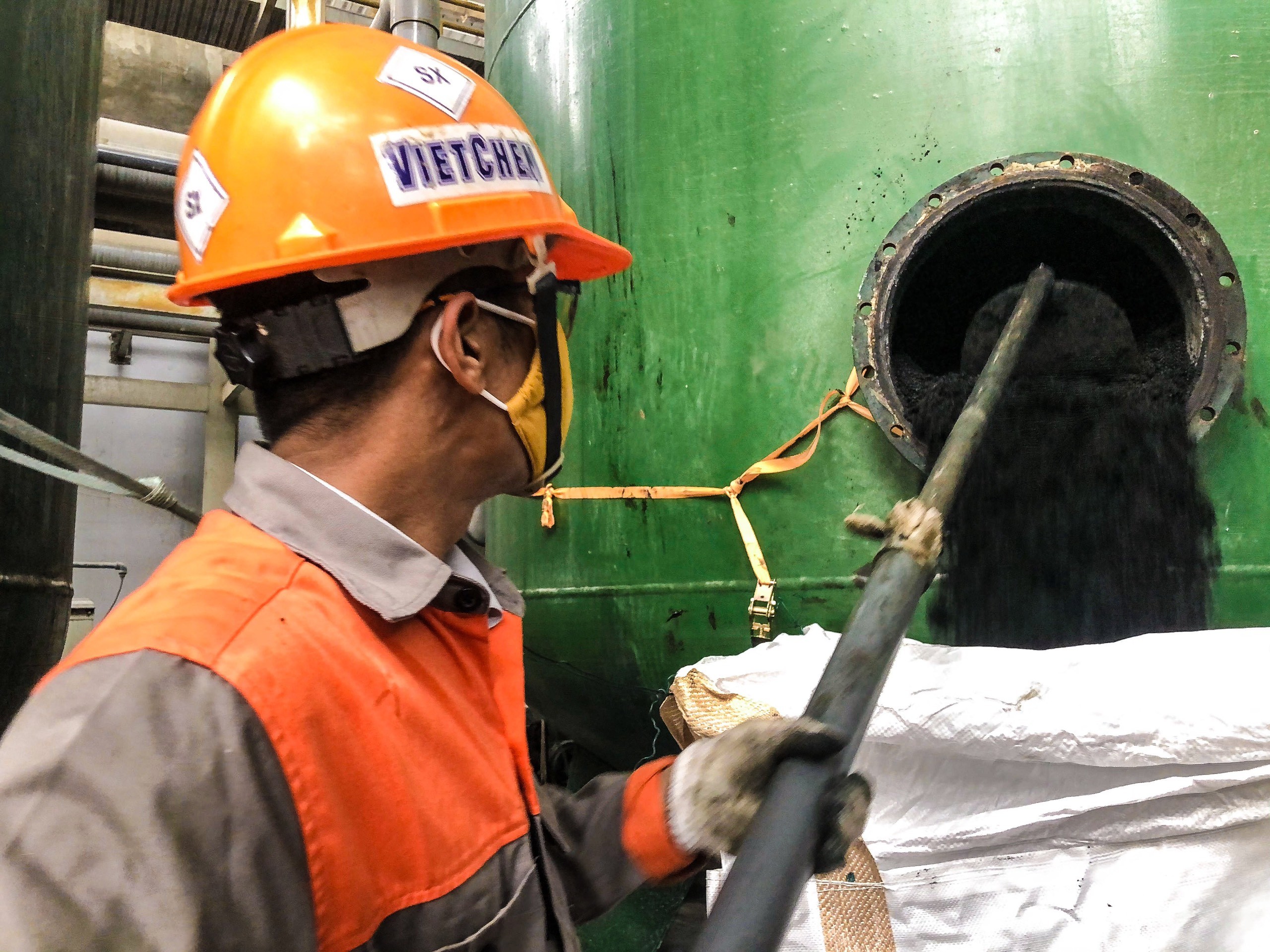 VIETCHEM tổ chức thay than cho hệ thống xử lý nước thải tại nhà máy MEIKO 11