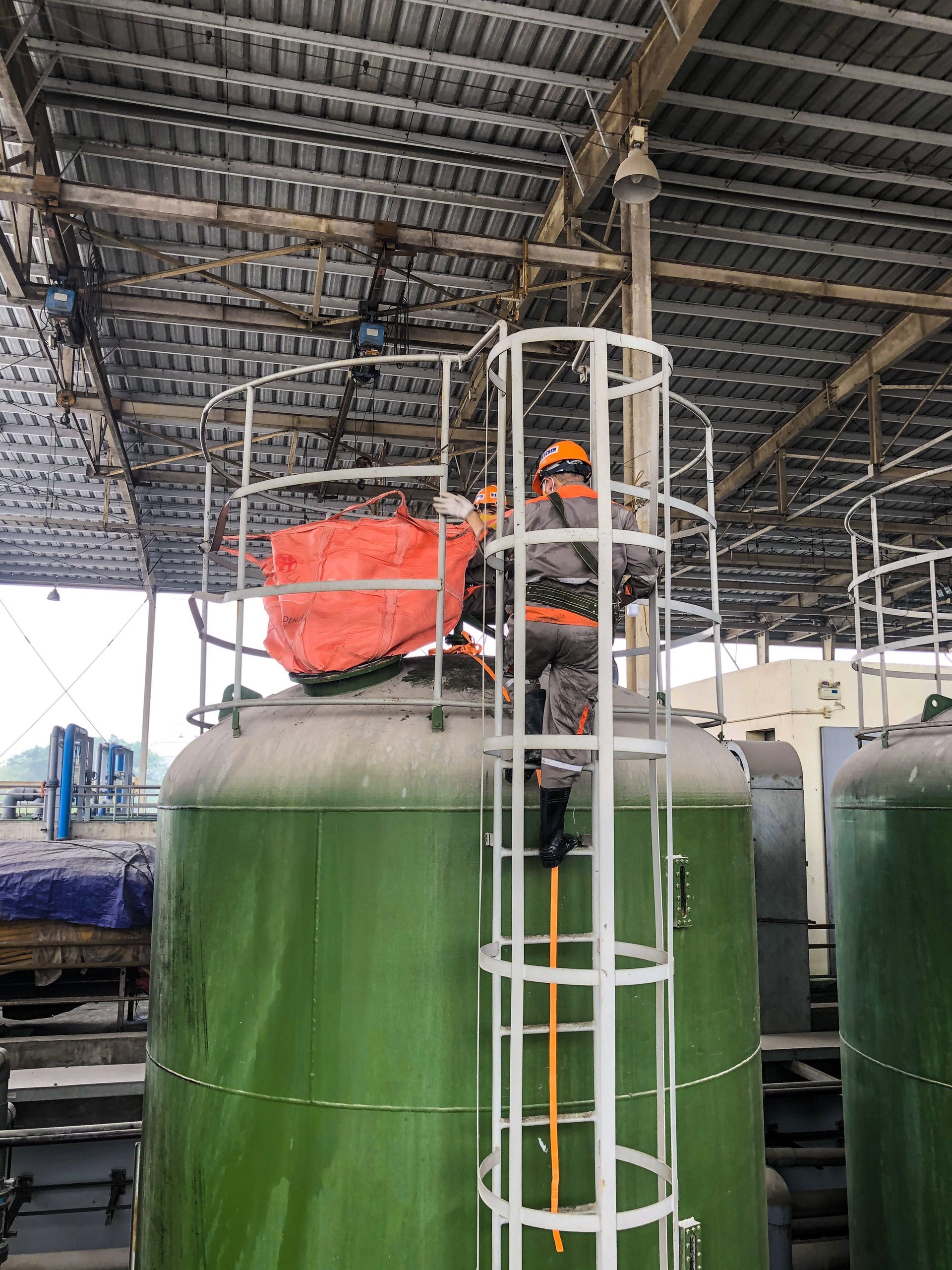 VIETCHEM tổ chức thay than cho hệ thống xử lý nước thải tại nhà máy MEIKO 10