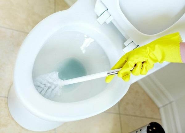 Ứng dụng của NaClO trong làm sạch, khử trùng bồn cầu, toilet