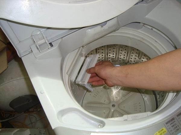 Hướng dẫn cách vệ sinh máy giặt lồng đứng