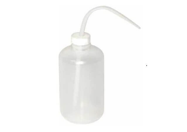 Bình tia nhựa thường được thiết kế màu trắng sữa, có một vòi nhỏ, cong