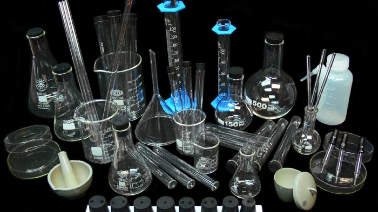 Bình tia nhựa là một trong những dụng cụ phổ biến trong phòng thí nghiệm