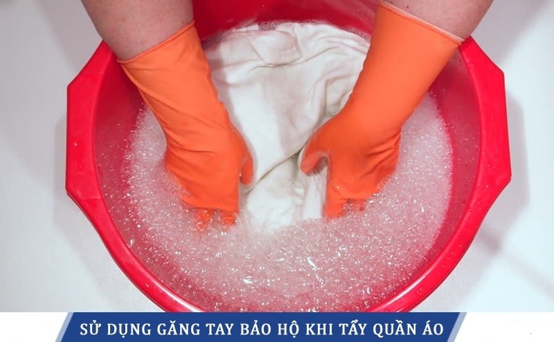 Sử dụng găng tay bảo hộ khi dùng nước javen để tẩy trắng áo quần