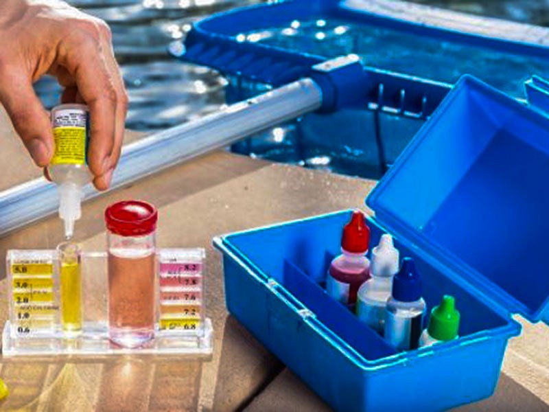 Sử dụng hóa chất đúng cách, liều lượng trong xử lý nước hồ bơi