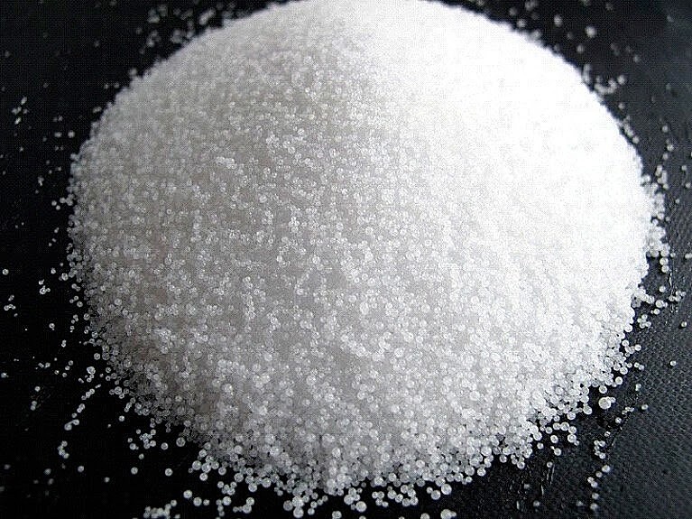 Sodium hydroxide 99% có dạng hạt nhỏ không màu