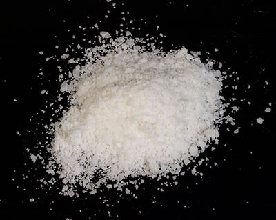Ở điều kiện thường, Tristearin tồn tại ở dạng chất rắn, bột trắng, không mùi