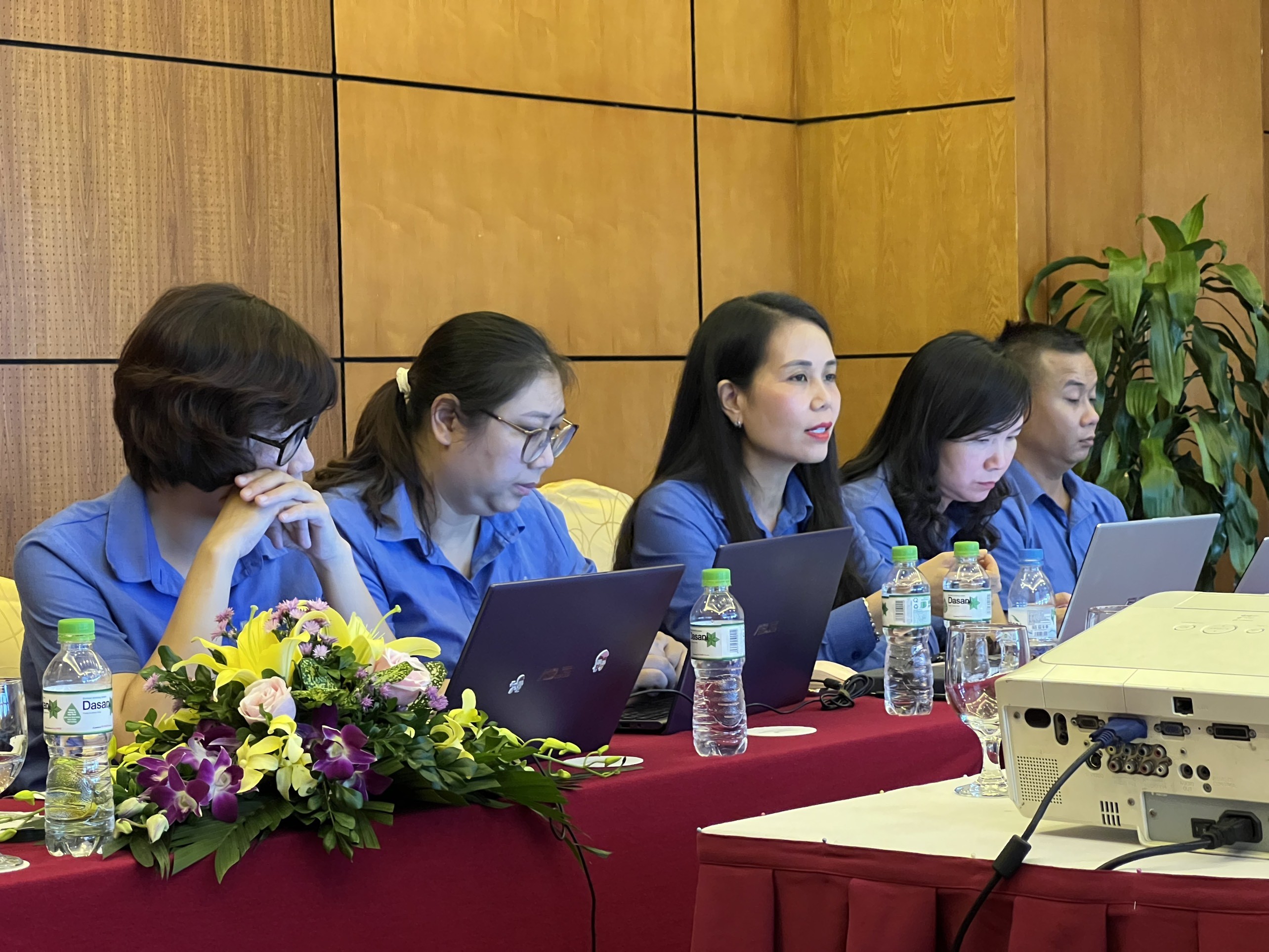 Bà Chu Thị Thu Trang - Ban Quản lý Hệ thống (Đeo kính thứ 2 từ trái qua) báo cáo tại hội nghị.