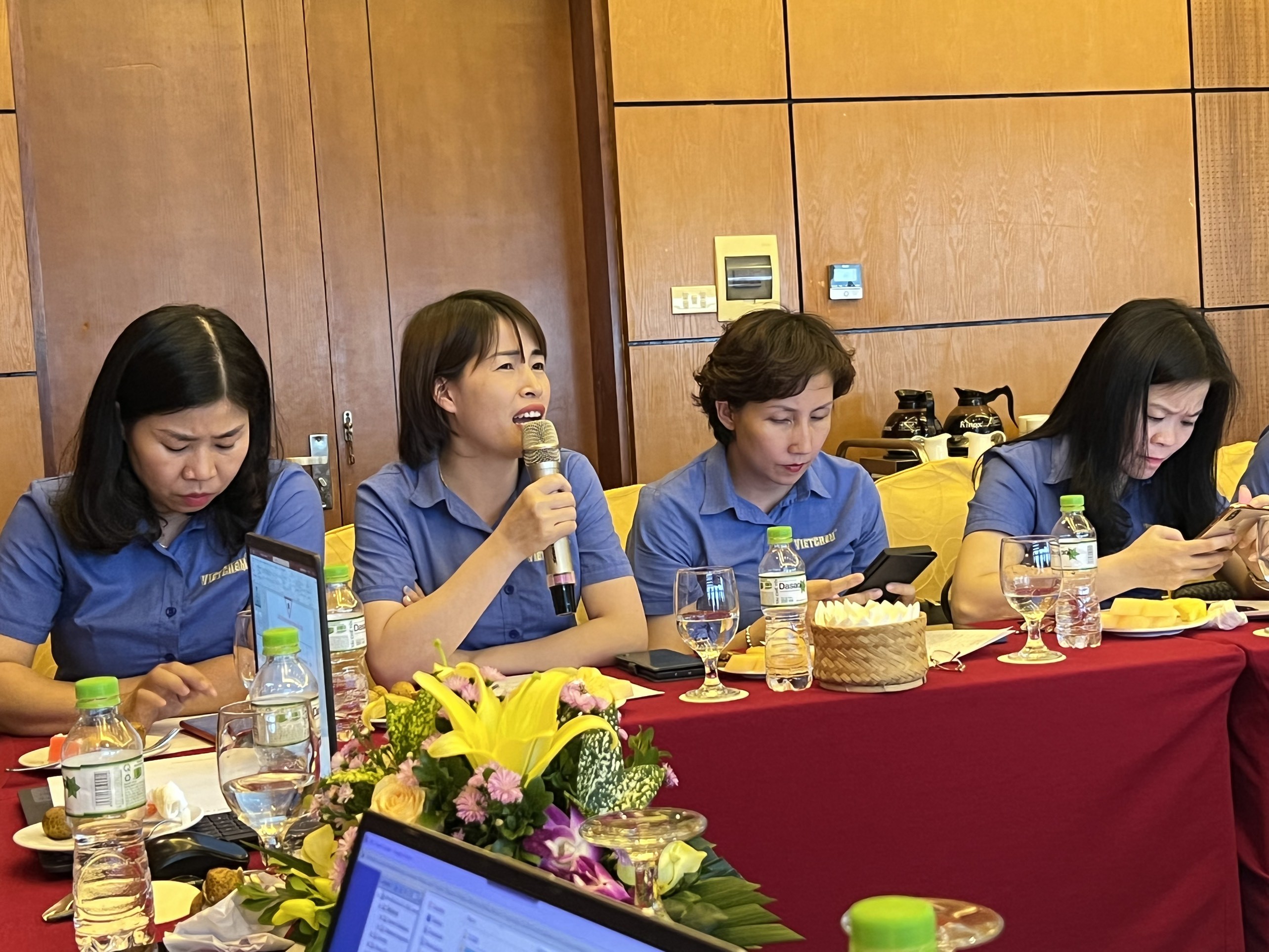 Bà Nguyễn Thị Phương - Trưởng phòng quản lý chất lượng, Nhà máy Tân Thành báo cáo tại Hội thảo