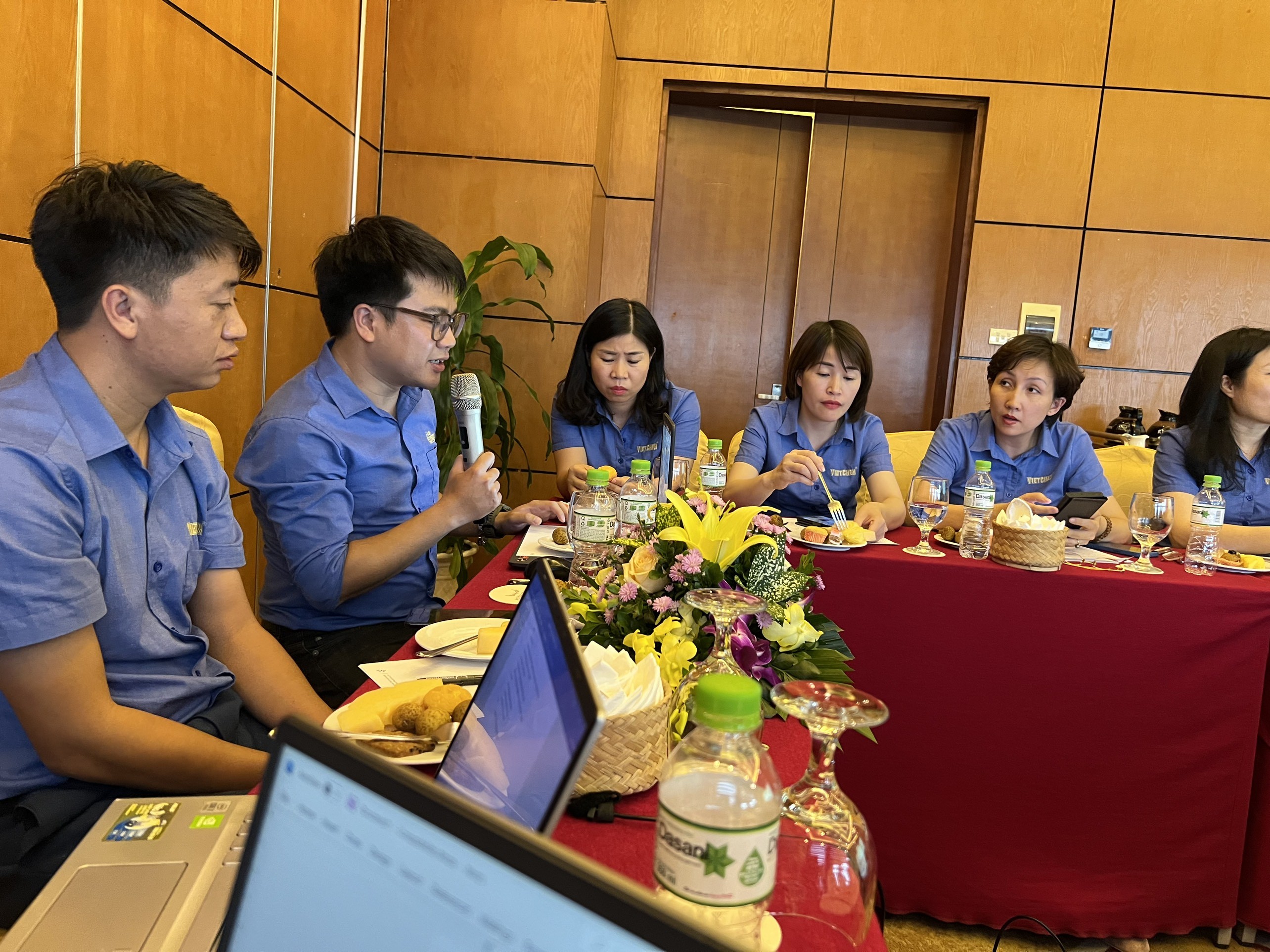 Ông Nguyễn Xuân Thành - PGĐ LabVIETCHEM tổng kết hoạt động kinh doanh của Lab trong 9 tháng đầu năm và định hướng, kế hoạch phát triển trong 3 tháng tiếp theo.