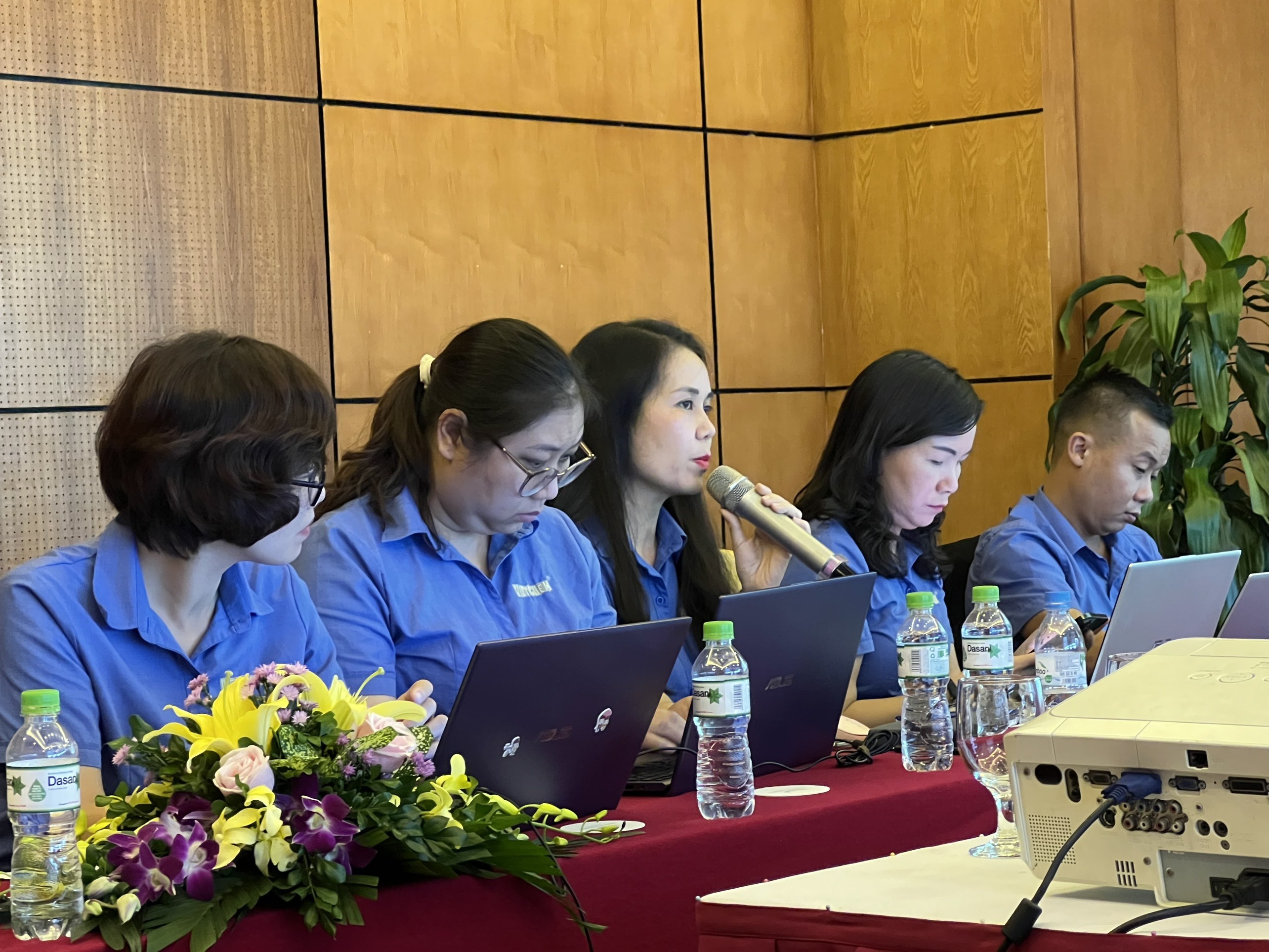  Bà Phạm Thanh Tú - TV HĐQT VIETCHEM (Ngồi giữa) chia sẻ các khó của Aquadelta trong thời gian qua và những định hướng trong 3 tháng cuối năm 2022
