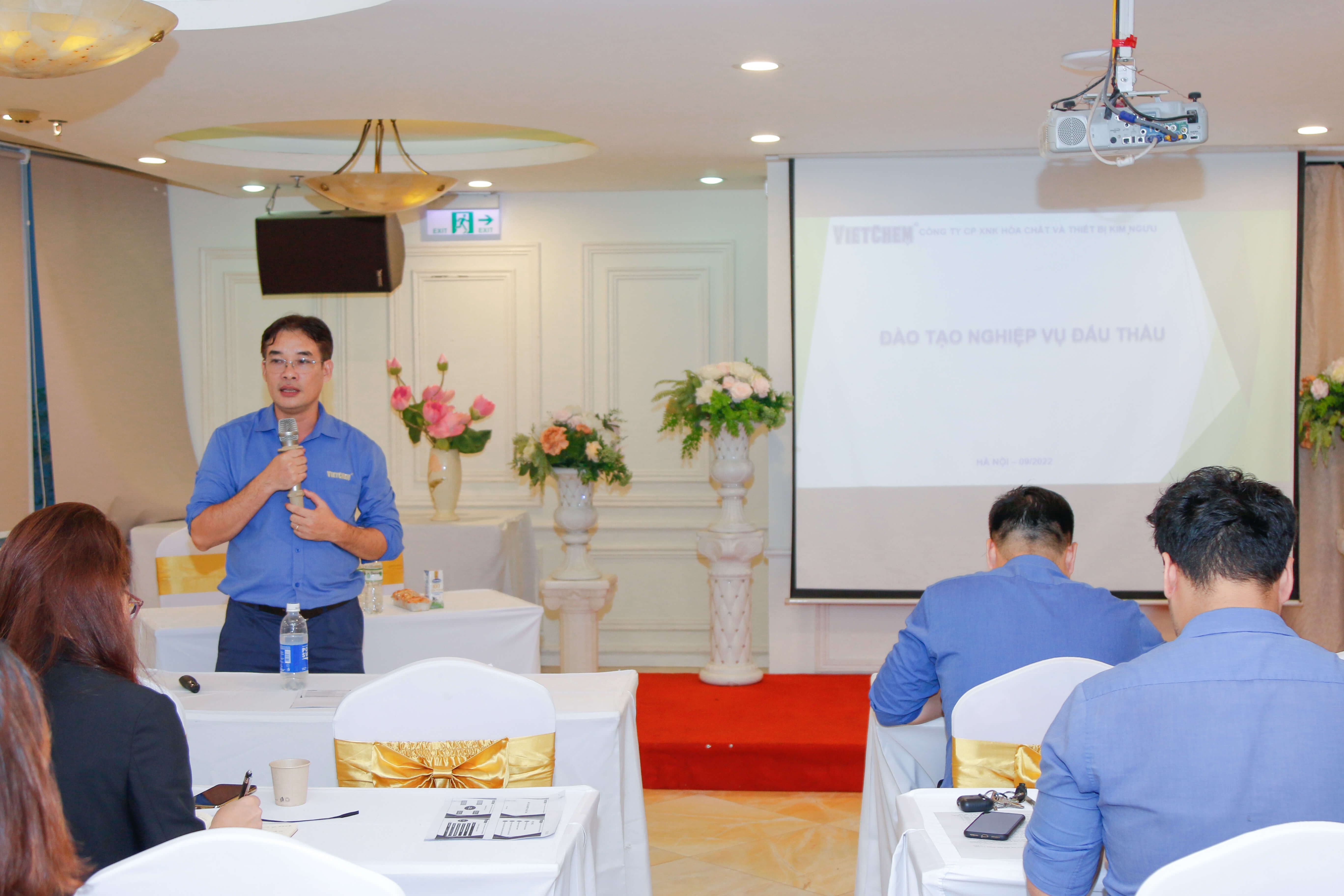 Tổng giám đốc Nguyễn Xuân Hải mang đến nhiều kiến thức bổ ích trong hoạt động đấu thầu cho CBNV trong buổi đào tạo.