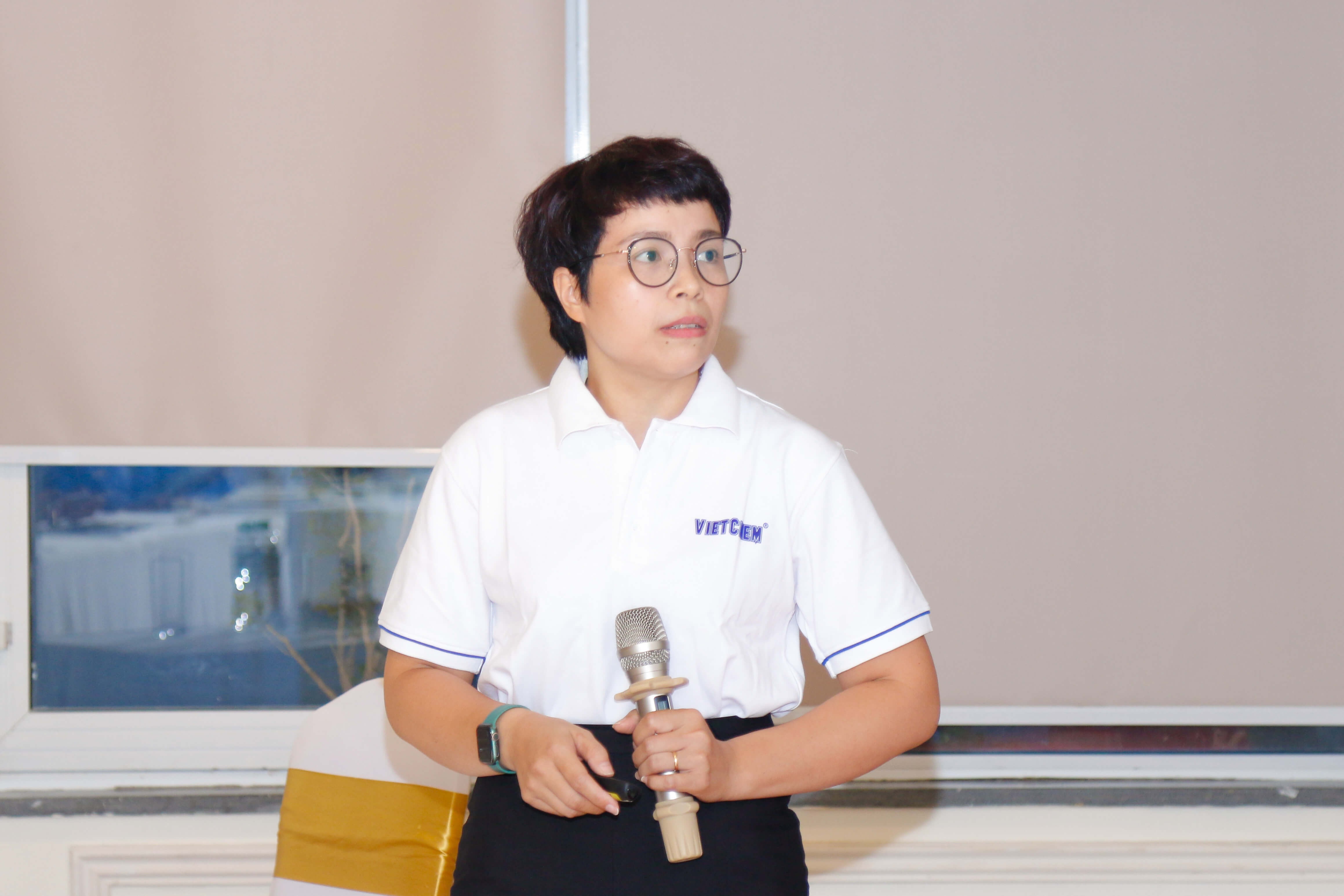 Bà Dương Thị Bích Hồng chia sẻ sự cần thiết của kỹ năng nghiệp vụ và đưa ra các tình huống thực tế trong hoạt động đấu thầu.