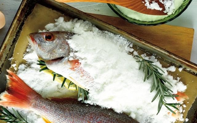 Dùng muối ướp thực phẩm tươi sống như cá, tôm... để giữ độ tươi