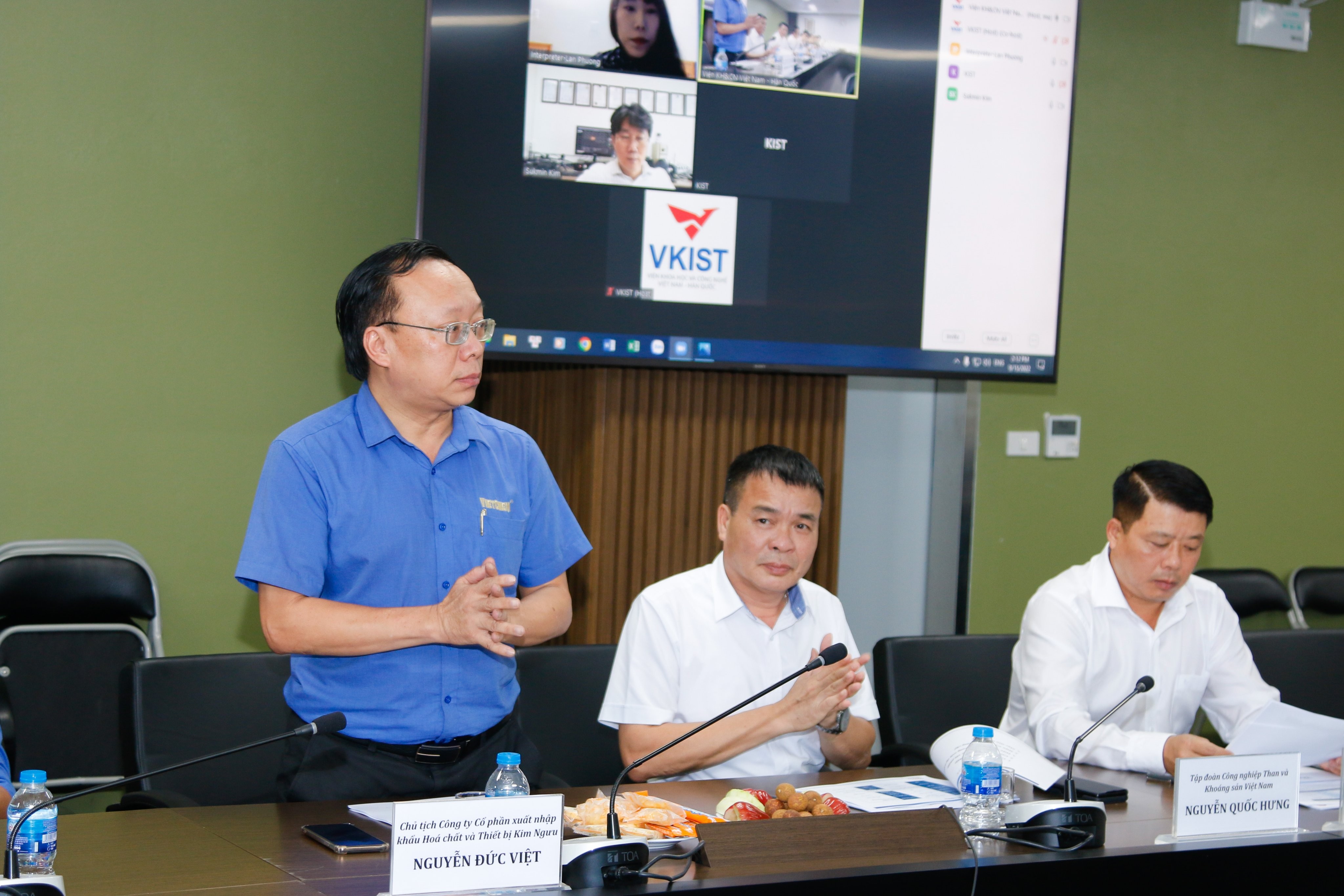 Ông Nguyễn Đức Việt - Chủ tịch HĐQT VIETCHEM chia sẻ các thông tin công nghệ cùng đại diện các doanh nghiệp.