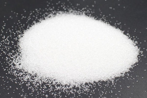 Oxit nhôm ở dạng bột mịn màu trắng