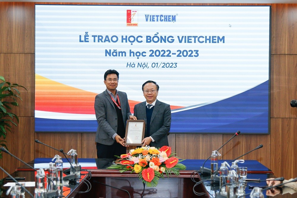 Chủ tịch VIETCHEM nhận chứng nhận đơn vị doanh nghiệp tài trợ học bổng cho sinh viên Đại học Bách khoa Hà Nội.