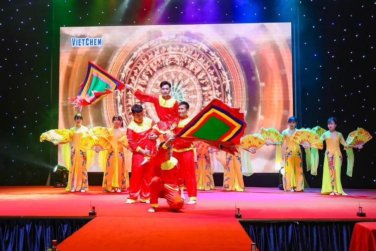 Các vũ công của VIETCHEM khối văn phòng Hà Nội mở màn đêm tiệc thật tươi vui và ngập tràn sắc xuân với tiết mục mang tên “Hào khí Việt Nam”.