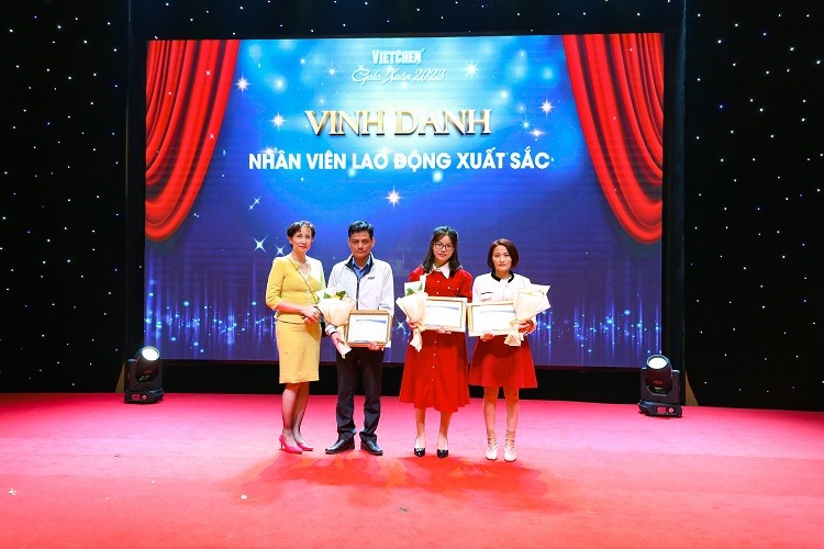 Thành viên HĐQT - Bà Đinh Phương Thảo trao bằng khen và quà cho các nhân sự đạt danh hiệu “Lao động xuất sắc” năm 2022.