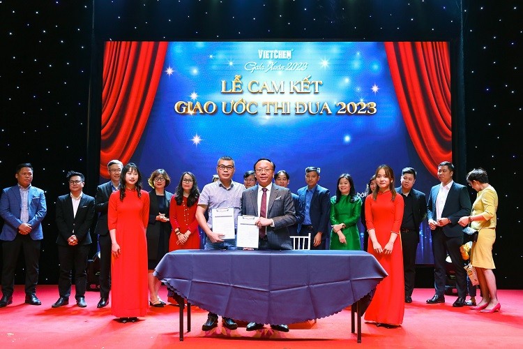 Đơn vị ký giao ước thi đua đầu tiên - NHÀ MÁY TÂN THÀNH, đại diện Ông Nguyễn Quốc Đạt - Giám đốc Nhà máy lên cam kết.