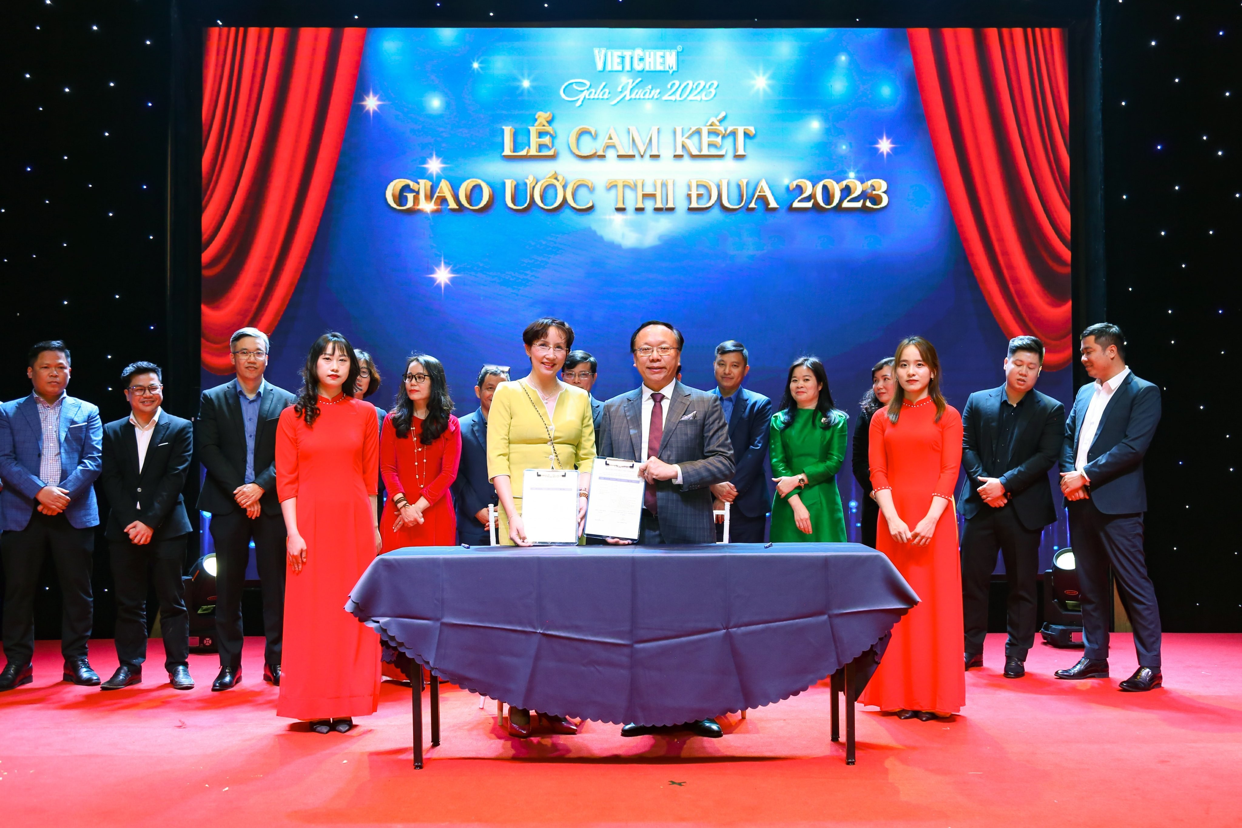 Tiếp theo, CÔNG TY KIM NGƯU - CÔNG TY TÂN THÀNH, đại diện TV HĐQT bà Đinh Phương Thảo lên cam kết.