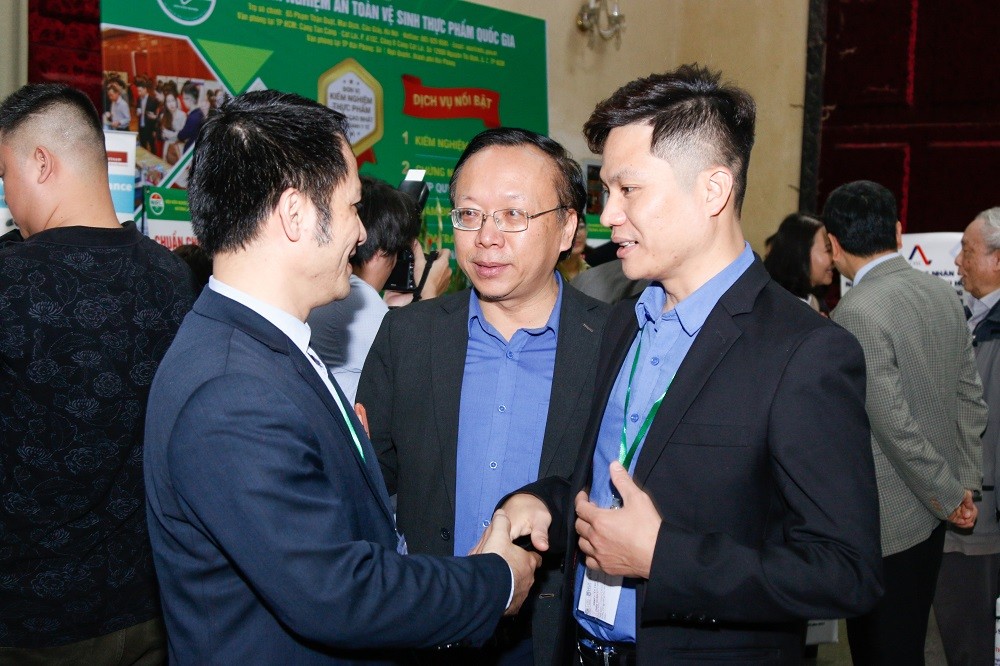 Ông Nguyễn Đức Việt - Chủ tịch HĐQT VIETCHEM (đứng giữa), Ông Nguyễn Văn Trọng - PGĐ LabVIETCHEM (áo xanh đứng bên phải) gặp gỡ và giao lưu cùng đối tác tại triển lãm.